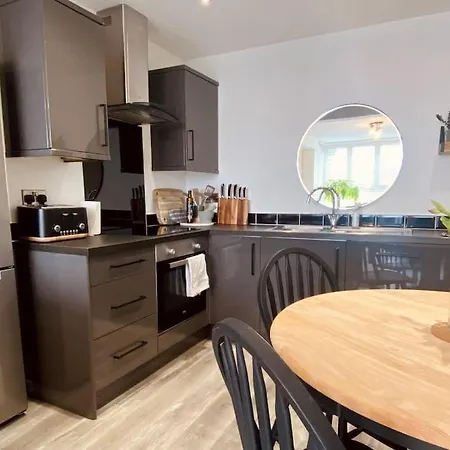 Cosy & Dog Friendly Ground Floor Flat In Apartment *