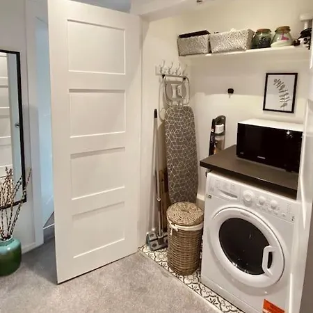 Cosy & Dog Friendly Ground Floor Flat In