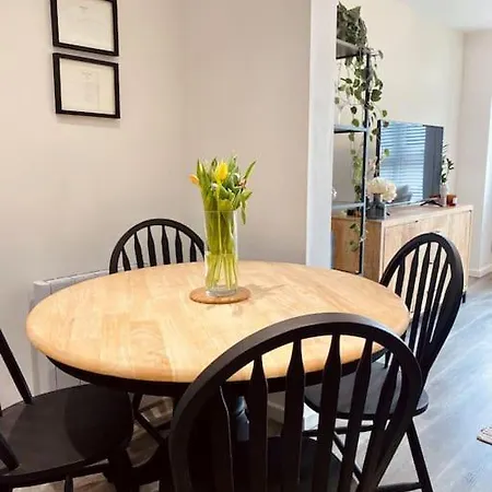 Cosy & Dog Friendly Ground Floor Flat In