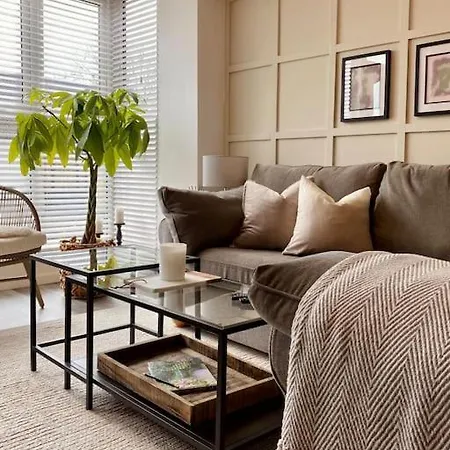 Cosy & Dog Friendly Ground Floor Flat In